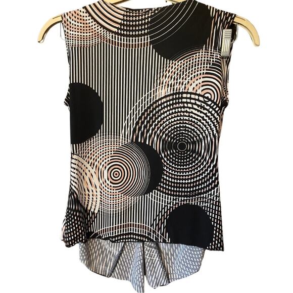 American Citywear sleeveless printed lightweight top. Size M - Picture 2 of 3
